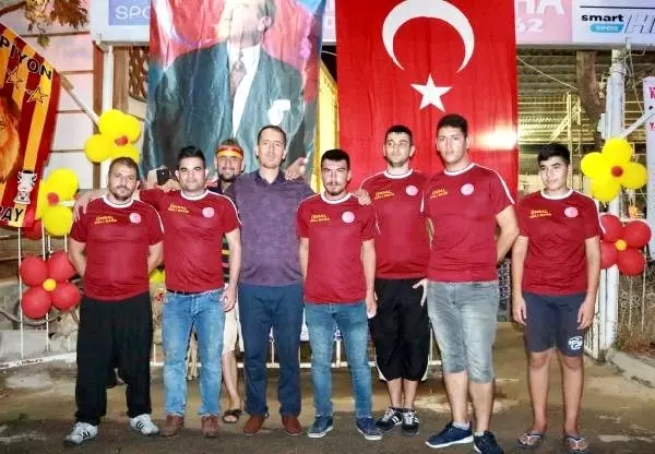'Falcao gelirse kurban keseceğim' diyen esnaf, sözünü yerine getirdi 'Falcao gelirse kurban keseceğim' diyen esnaf, sözünü yerine getirdi