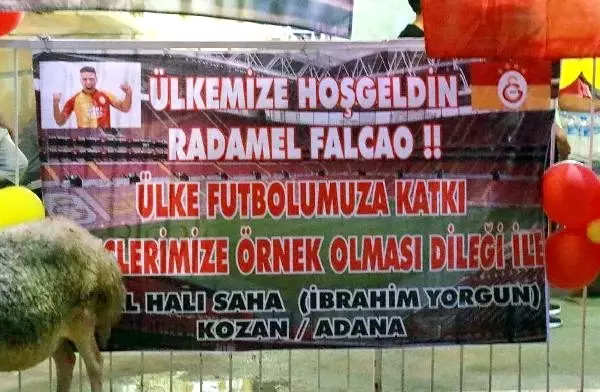 'Falcao gelirse kurban keseceğim' diyen esnaf, sözünü yerine getirdi 'Falcao gelirse kurban keseceğim' diyen esnaf, sözünü yerine getirdi