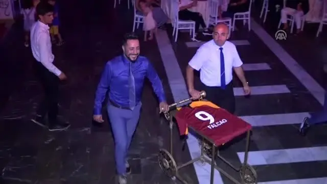 Galatasaray forması giyen damada Falcao'dan mesaj Galatasaray forması giyen damada Falcao'dan mesaj