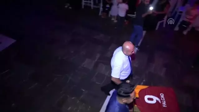 Galatasaray forması giyen damada Falcao'dan mesaj Galatasaray forması giyen damada Falcao'dan mesaj