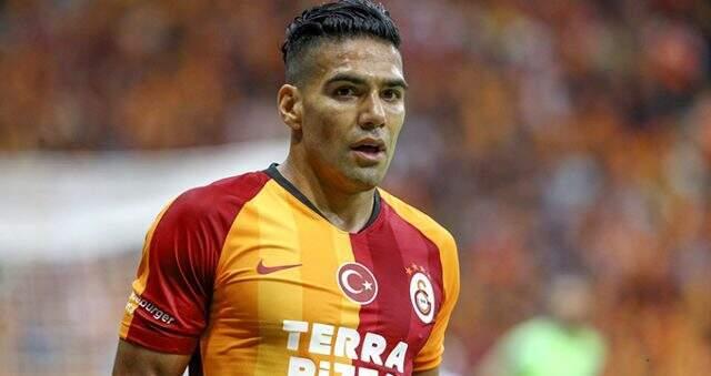 Galatasaray forması giyen damat ve geline Falcao'dan mutluluk mesajı!
