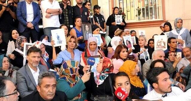 Gülben Ergen'den çocuklarının kaçırıldığı iddiasıyla HDP il binasının önünde eylem yapan ailelere destek ziyareti