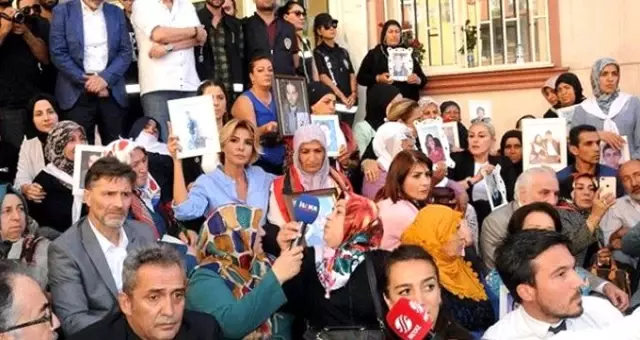 Gülben Ergen'den HDP il binasının önünde eylem yapan ailelere destek ziyareti Gülben Ergen'den HDP il binasının önünde eylem yapan ailelere destek ziyareti