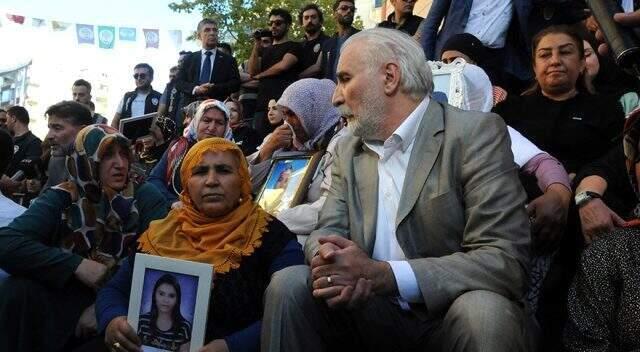 Gülben Ergen'den çocuklarının kaçırıldığı iddiasıyla HDP il binasının önünde eylem yapan ailelere destek ziyareti