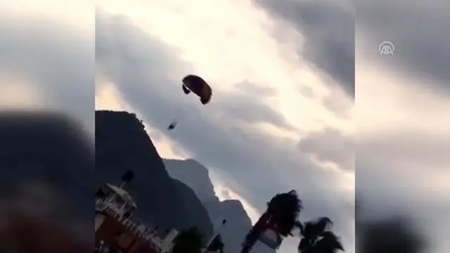 Halatı kopan deniz paraşütüyle palmiyeye çarptılar (1) Halatı kopan deniz paraşütüyle palmiyeye çarptılar (1)