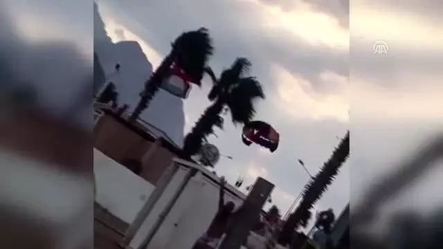 Halatı kopan deniz paraşütüyle palmiyeye çarptılar (1) Halatı kopan deniz paraşütüyle palmiyeye çarptılar (1)
