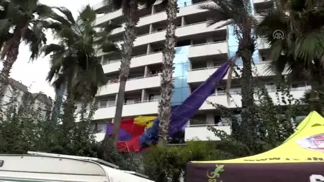 Halatı kopan deniz paraşütüyle palmiyeye çarptılar (1) Halatı kopan deniz paraşütüyle palmiyeye çarptılar (1)