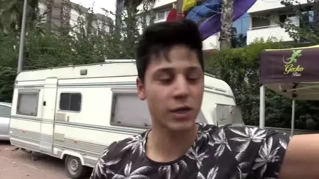 Halatı kopan deniz paraşütüyle palmiyeye çarptılar (1) Halatı kopan deniz paraşütüyle palmiyeye çarptılar (1)