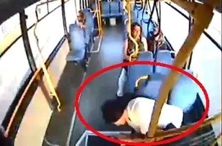 Halk otobüsü sürücüsü, fenalaşan hamile kadını hastaneye yetiştirdi Halk otobüsü sürücüsü, fenalaşan hamile kadını hastaneye yetiştirdi