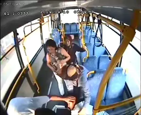 Halk otobüsü sürücüsü, fenalaşan hamile kadını hastaneye yetiştirdi Halk otobüsü sürücüsü, fenalaşan hamile kadını hastaneye yetiştirdi