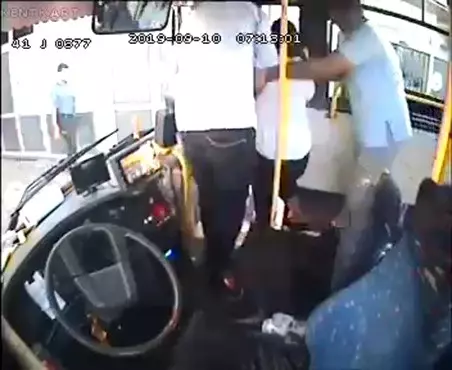 Halk otobüsü sürücüsü, fenalaşan hamile kadını hastaneye yetiştirdi Halk otobüsü sürücüsü, fenalaşan hamile kadını hastaneye yetiştirdi