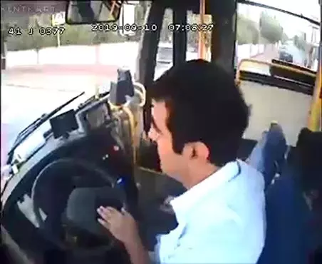 Halk otobüsü sürücüsü, fenalaşan hamile kadını hastaneye yetiştirdi Halk otobüsü sürücüsü, fenalaşan hamile kadını hastaneye yetiştirdi