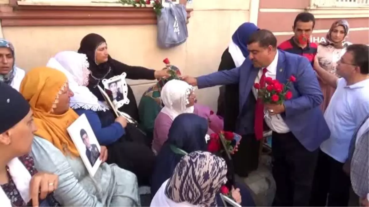 İdareci ve Bürokratlar Birliği Derneği'nden oturma eylemi yapan ailelere ziyaret