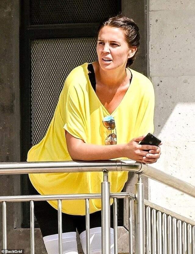 İngiliz manken Danielle Lloyd, estetik yaptırdığı kliniğin balkonunda karnındaki kan torbalarıyla dikkat çekti