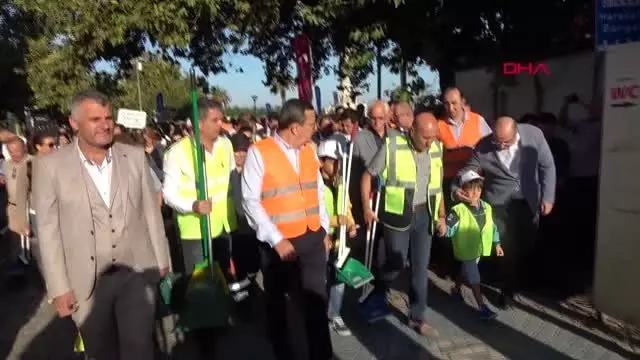 İzmir 'çiçek gibi izmir' için kemeraltı'nı temizlediler İzmir 'çiçek gibi izmir' için kemeraltı'nı temizlediler