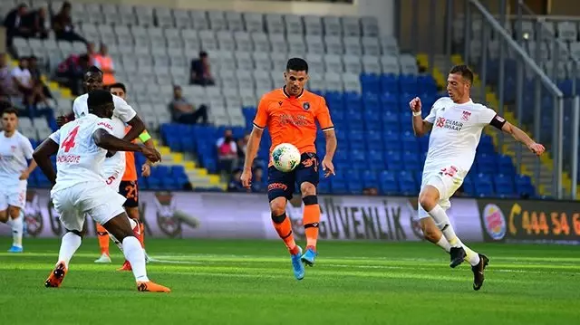 Medipol Başakşehir, Sivasspor ile 1-1 berabere kaldı! Medipol Başakşehir, Sivasspor ile 1-1 berabere kaldı!