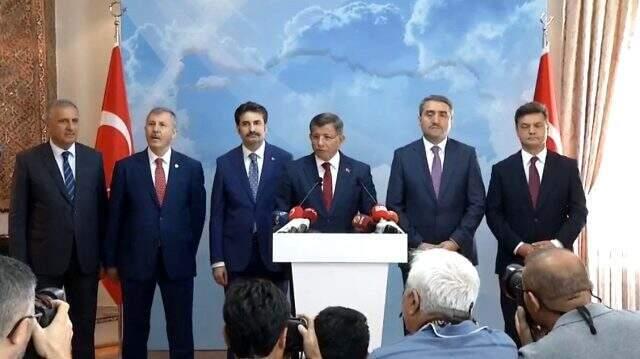MHP lideri Bahçeli'den Arınç ve Davutoğlu'na sert eleştiri