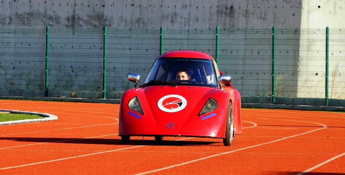 Öğrenciler 1 lira ile 100 kilometre gidebilen otomobil yaptı
