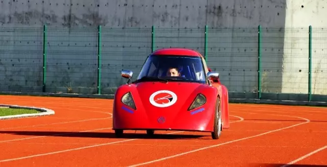 Öğrenciler 1 lira ile 100 kilometre gidebilen otomobil yaptı