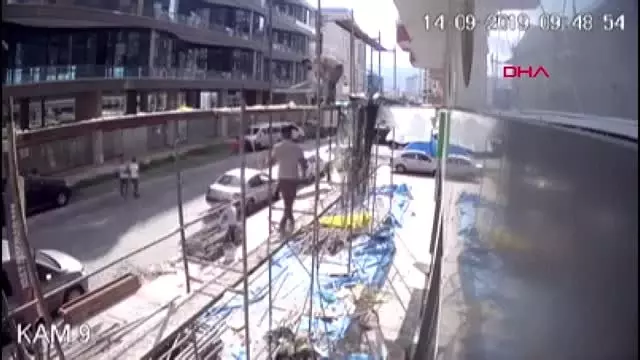 Rize mantolama iskelesi çöktü, işçiler canını zor kurtardı