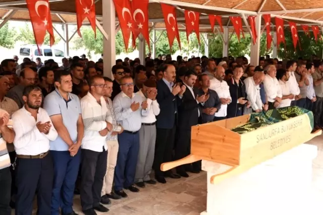 Şehidin babası dualarla defnedildi Şehidin babası dualarla defnedildi