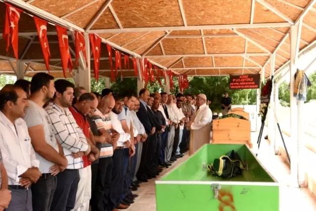 Şehidin babası dualarla defnedildi Şehidin babası dualarla defnedildi