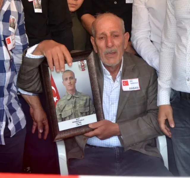 Şehit oğlunun mezarını ziyarete giden baba, kazada hayatını kaybetti Şehit oğlunun mezarını ziyarete giden baba, kazada hayatını kaybetti