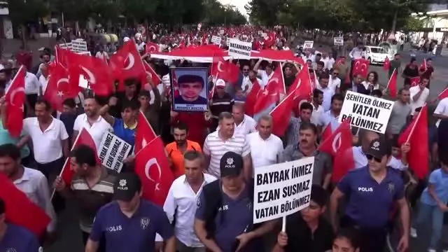 'Şehitlere saygı, teröre lanet' yürüyüşü 'Şehitlere saygı, teröre lanet' yürüyüşü