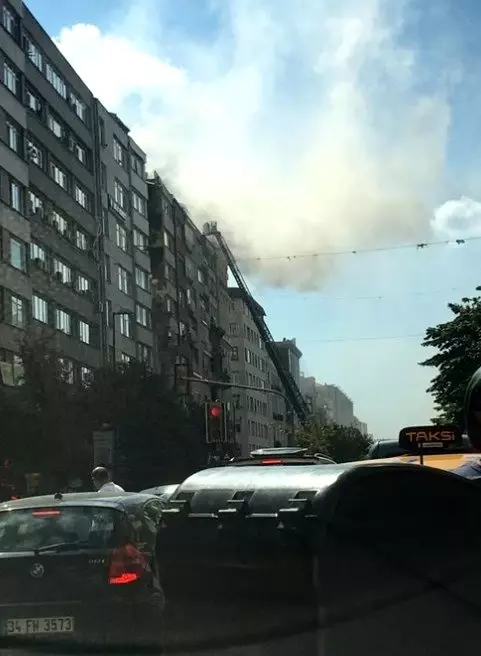 Şişli'de 9 katlı iş merkezinde korkutan yangın: Dumanlar caddeyi kapladı
