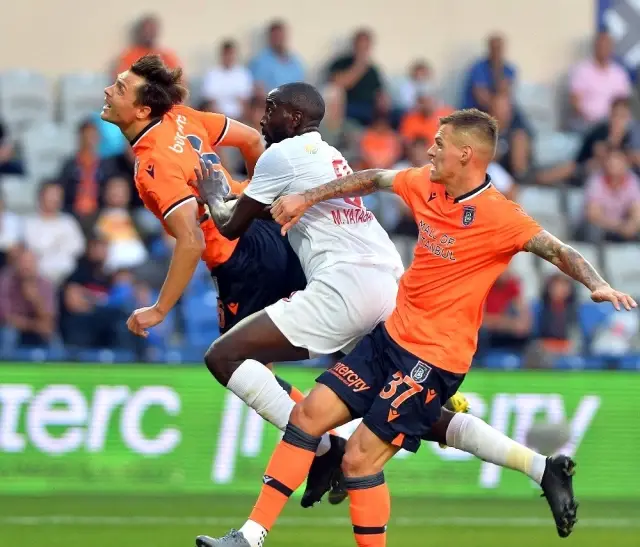 Skrtel, Başakşehir ile ilk resmi maçına çıktı Skrtel, Başakşehir ile ilk resmi maçına çıktı