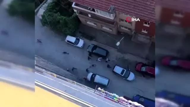 Şok cihazlı, demirli, sopalı meydan kavgası kamerada: 5 yaralı Şok cihazlı, demirli, sopalı meydan kavgası kamerada: 5 yaralı