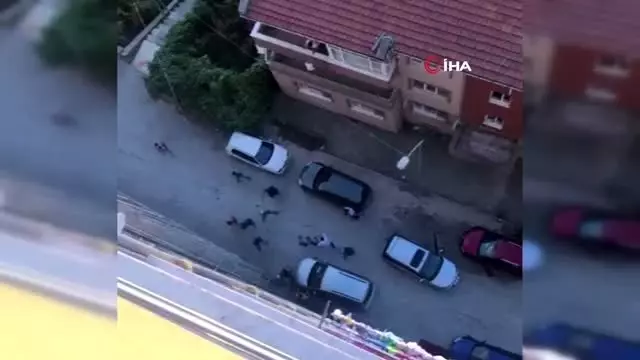 Şok cihazlı, demirli, sopalı meydan kavgası kamerada: 5 yaralı Şok cihazlı, demirli, sopalı meydan kavgası kamerada: 5 yaralı