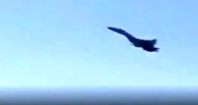 SU-35'in antrenman uçuşu nefesleri kesti SU-35'in antrenman uçuşu nefesleri kesti