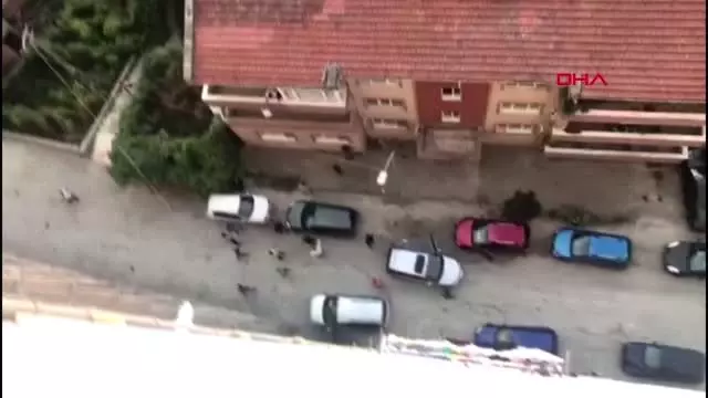 Zonguldak'ta inşaat işçileri ile esnaf arasında taşlı, sopalı ve bıçaklı kavga-1 Zonguldak'ta inşaat işçileri ile esnaf arasında taşlı, sopalı ve bıçaklı kavga-1