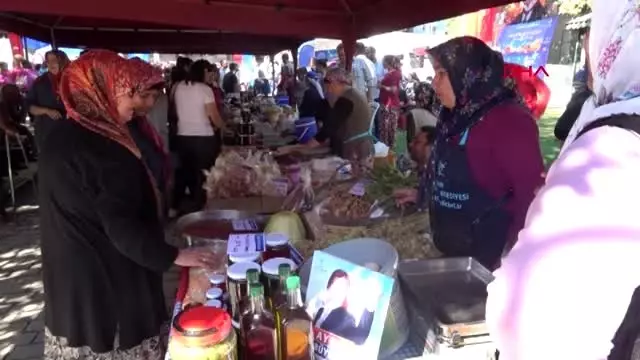 800 yıllık çınarın altında köylü pazarı açıldı 800 yıllık çınarın altında köylü pazarı açıldı