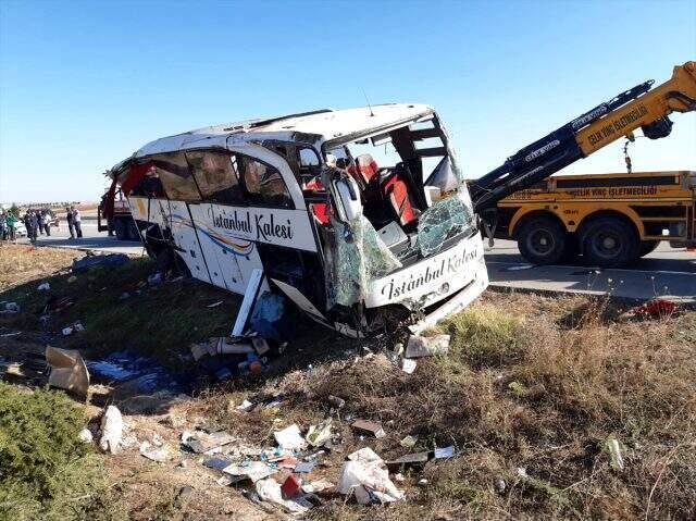 Afyonkarahisar'da yolcu otobüsü devrildi: 1 ölü, 40 yaralı