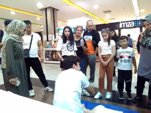 AVM'de ilginç anlar, gören oraya koştu AVM'de ilginç anlar, gören oraya koştu