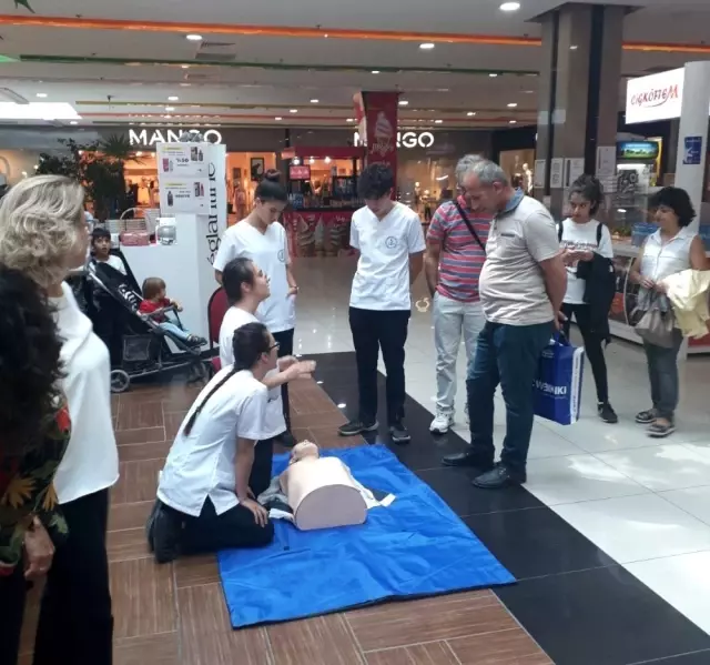 AVM'de ilginç anlar, gören oraya koştu AVM'de ilginç anlar, gören oraya koştu