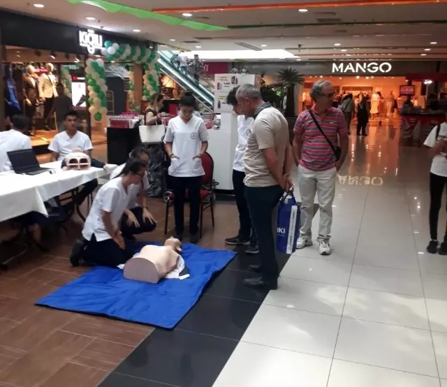 AVM'de ilginç anlar, gören oraya koştu AVM'de ilginç anlar, gören oraya koştu