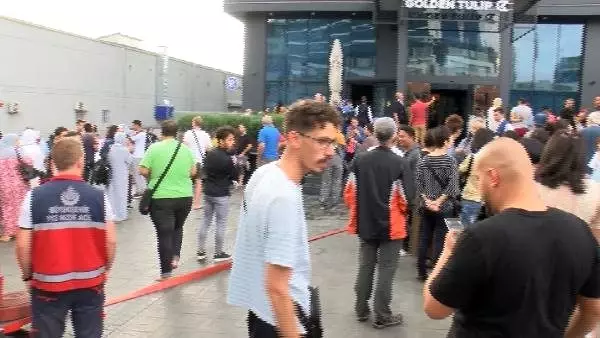 Bayrampaşa'da 12 katlı otelde yangın! 200 kişi tahliye edildi