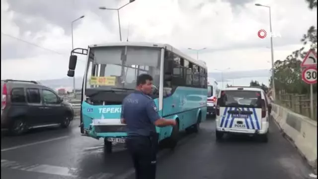 Direksiyon hakimiyetini kaybeden sürücü, önce bir otobüse ardından bariyerlere çarptı