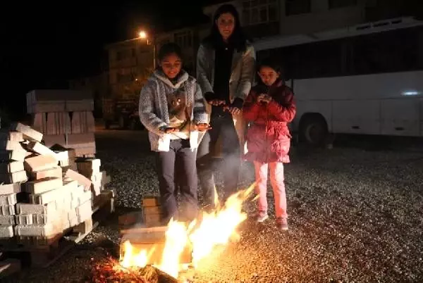 Çankırı, 3 dakika arayla 4.7 ve 4.8'lik depremlerle sallandı (7) Çankırı, 3 dakika arayla 4.7 ve 4.8'lik depremlerle sallandı (7)