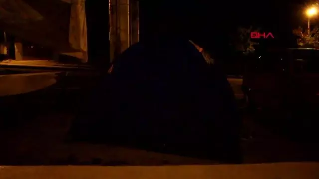 Çankırı'da depremzedeler geceyi sokakta geçiriyor Çankırı'da depremzedeler geceyi sokakta geçiriyor
