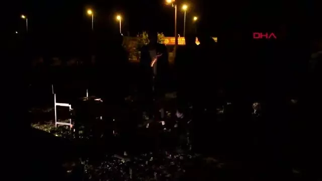 Çankırı'da depremzedeler geceyi sokakta geçiriyor Çankırı'da depremzedeler geceyi sokakta geçiriyor