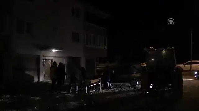 Art arda gelen depremlerin ardından vatandaş geceyi sokakta geçirdi Art arda gelen depremlerin ardından vatandaş geceyi sokakta geçirdi