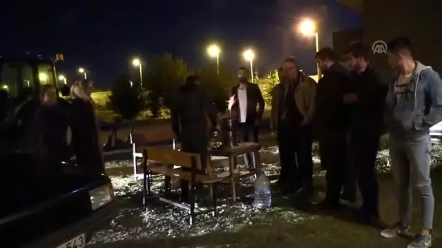 Art arda gelen depremlerin ardından vatandaş geceyi sokakta geçirdi Art arda gelen depremlerin ardından vatandaş geceyi sokakta geçirdi