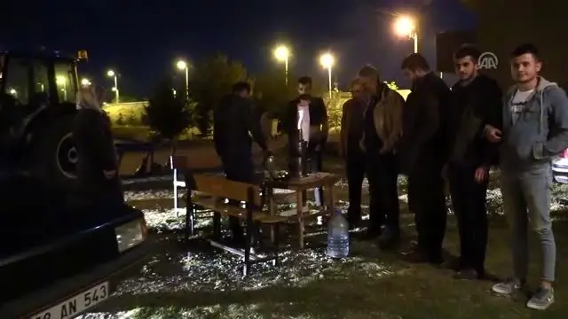 Art arda gelen depremlerin ardından vatandaş geceyi sokakta geçirdi Art arda gelen depremlerin ardından vatandaş geceyi sokakta geçirdi