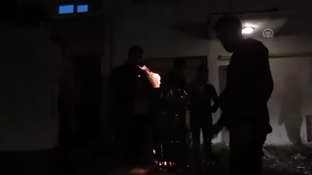 Art arda gelen depremlerin ardından vatandaş geceyi sokakta geçirdi Art arda gelen depremlerin ardından vatandaş geceyi sokakta geçirdi
