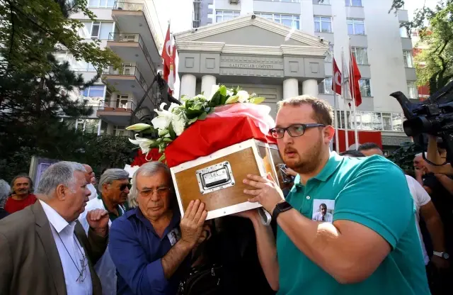 Gazeteci Duru son yolculuğa uğurlandı Gazeteci Duru son yolculuğa uğurlandı