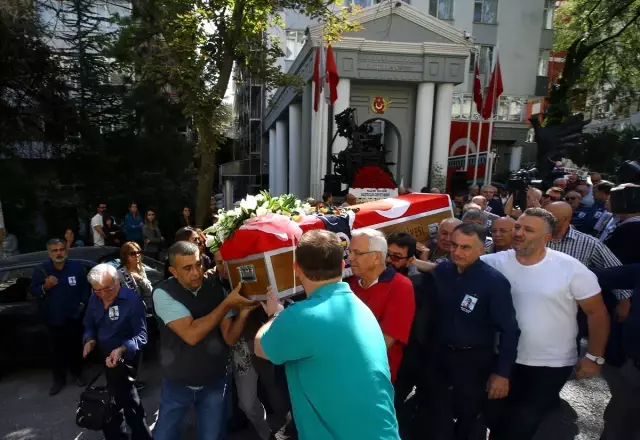 Gazeteci Duru son yolculuğa uğurlandı Gazeteci Duru son yolculuğa uğurlandı